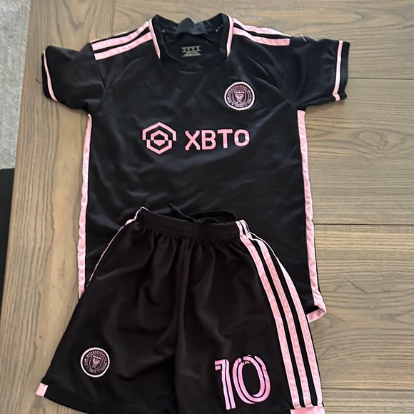 Youth Messi Jersey and shorts - Black and Pink - Picture 1 of 7